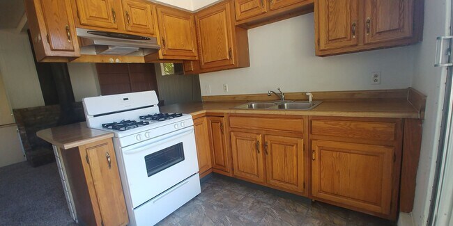 Building Photo - Studio backhouse in a quiet neighborhood.