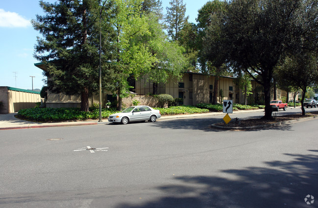 Building Photo - Valley Oaks Apartments