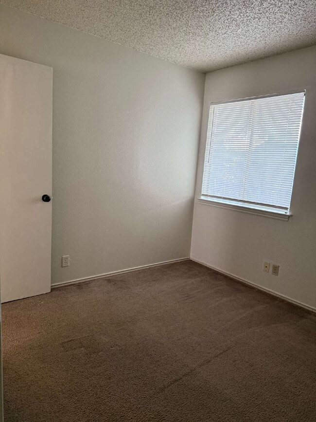Building Photo - Affordable Three Bed/Two Bath in Leon Vall...