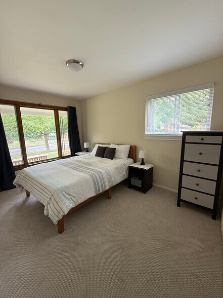 Building Photo - 2416 Medford Rd