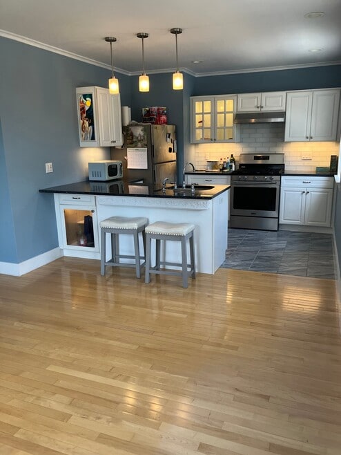 Building Photo - 11 Center Ave