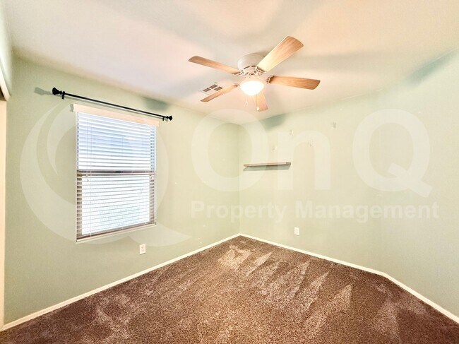 Building Photo - 1032 E Daniella Dr