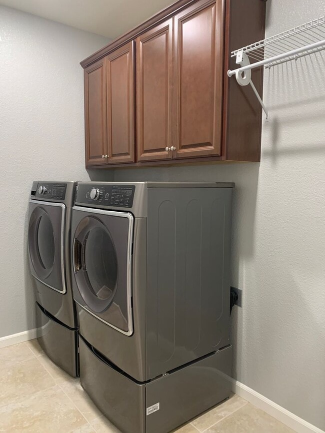 Building Photo - Designer Inspired 4x3 Stunning Home with Bonus Room and 2 Car Garage!