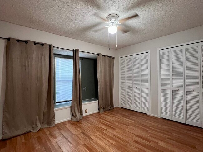 Building Photo - Spacious 3 bedroom 2 bath 2 car garage hom...