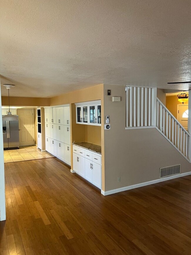 Building Photo - Beautiful Rockridge Home for long term Lease.