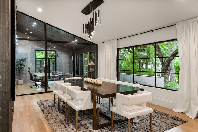 Building Photo - 4280 Shorecrest Dr