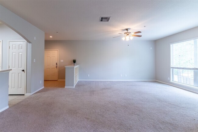 Building Photo - 6607 Lake Woodlands Dr