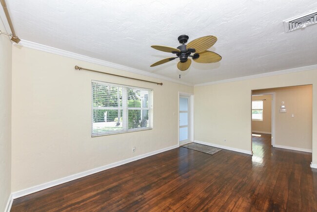 Building Photo - 340 Russlyn Dr