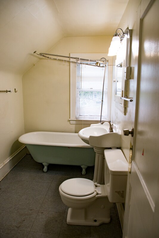 Building Photo - 1054 24th Ave SE