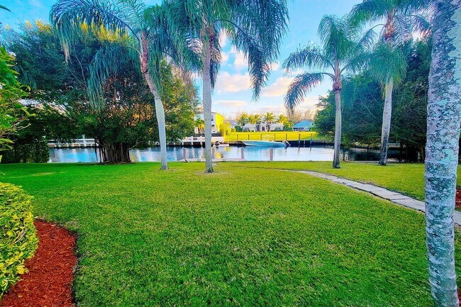 Building Photo - 300 E Coconut Palm Rd