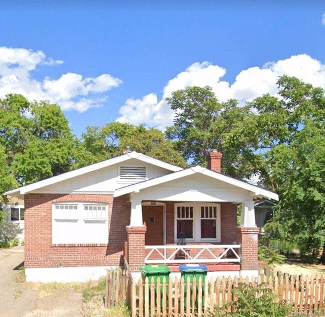 Building Photo - Perfect Midtown Location