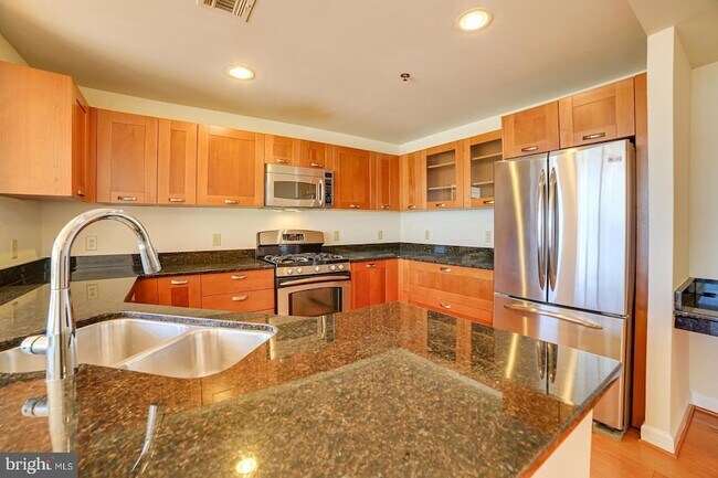 Building Photo - 5750 Bou Ave