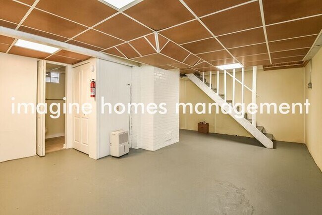 Building Photo - Remodeled Home in Solon. Pets Welcome!