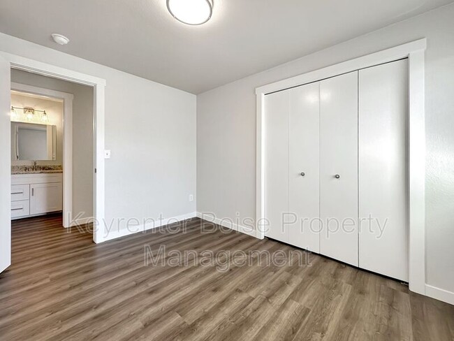 Building Photo - 1350 W Yost Ct