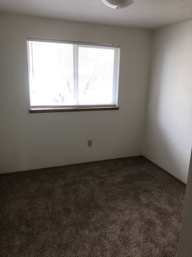 Building Photo - Nice 3 Bedroom, 1.5 Bath Duplex Near Linfield