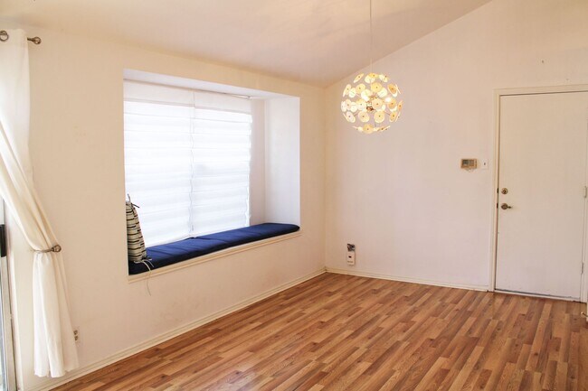 Building Photo - 3-BEDROOM IN CASTLE HILLS FOREST