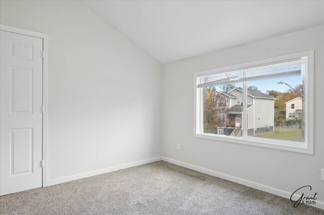 Building Photo - $1200 2 bedroom large home