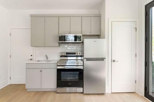 Building Photo - 981- 987 Fifth Street SW