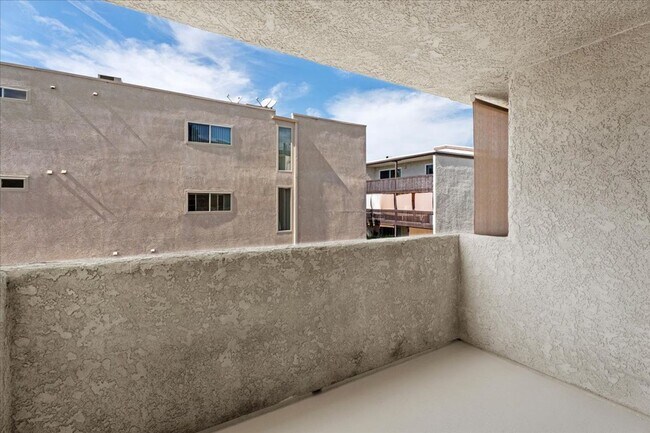 Building Photo - Bright Upper Level Encino Condo with Balcony, Fireplace, and Resort-Style Pool