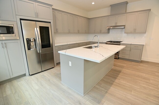 Building Photo - Upscale 2-BR Dual-Suite Condo in Downtown San Jose