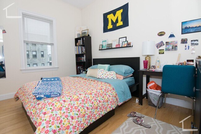 Building Photo - Charming 3 Bedroom-No Broker Fee