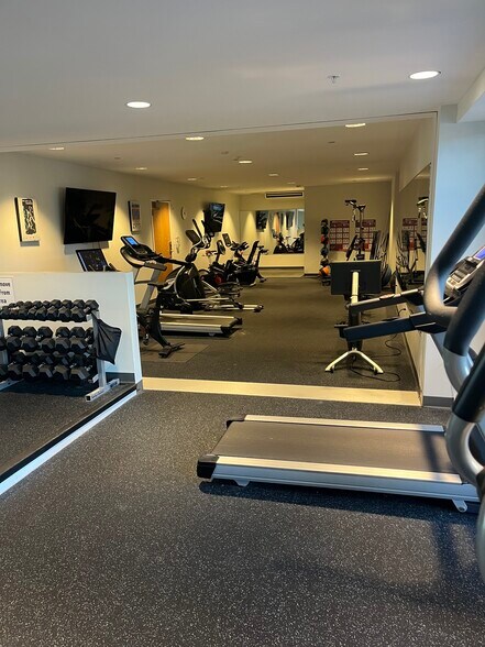 Building Photo - 383 Commercial St