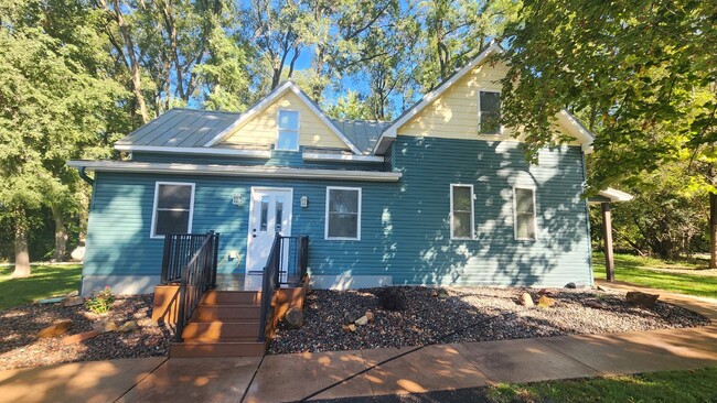 Building Photo - 3 Bedroom, 1 Bathroom Fully Remodeled Home...