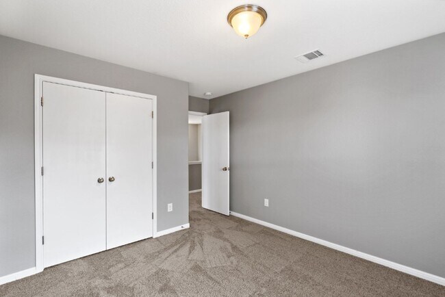 Building Photo - 467 Twisted Oaks Ln