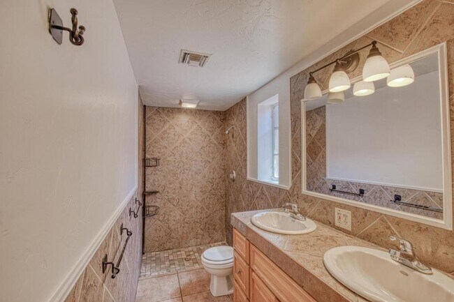 Building Photo - 1304 E Linden St