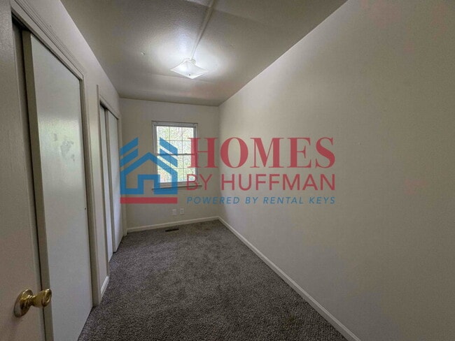 Building Photo - Three Bedroom Townhome | Now Available