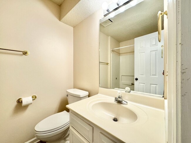 Building Photo - Immaculate 2 BR condo convenient to loop and I-40