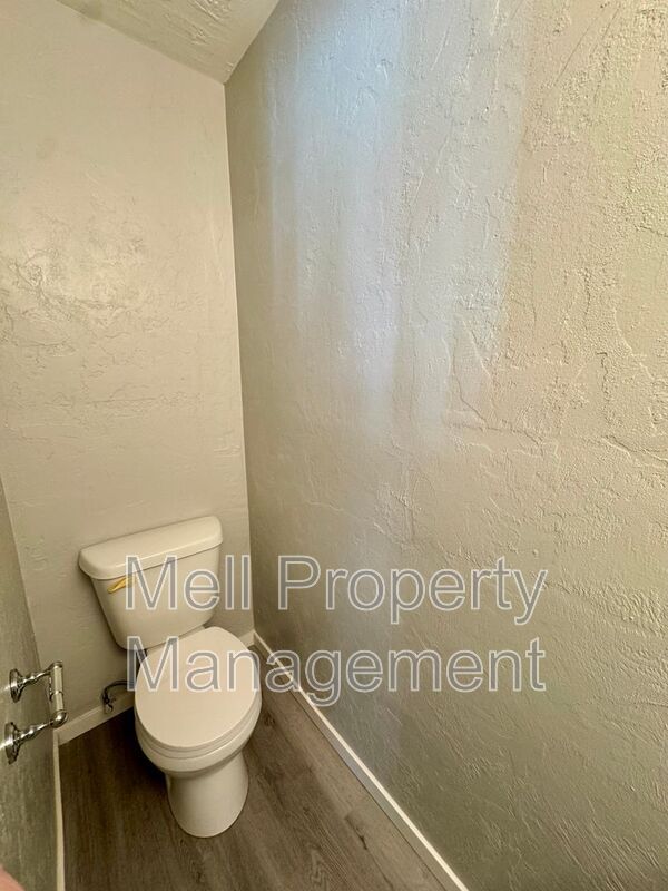 Building Photo - 526 Holly Ln