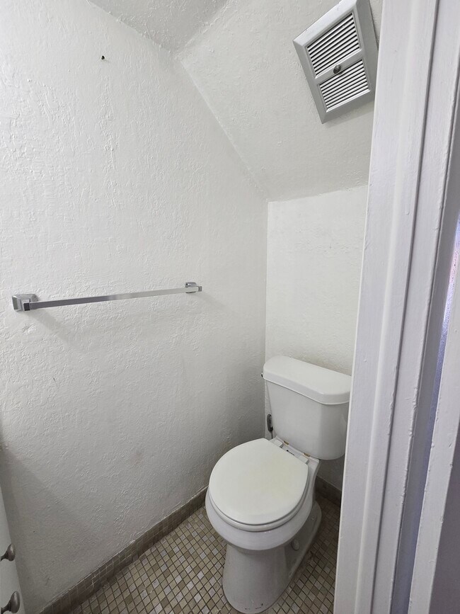 Building Photo - 1305 W 53rd St