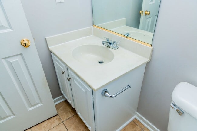 Building Photo - Lovely 3 bedroom, 2.5 Bathroom townhouse s...