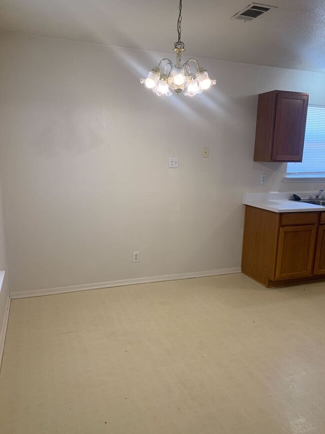 Building Photo - 3 Bdrm 1.5 Bath 1 Car Garage