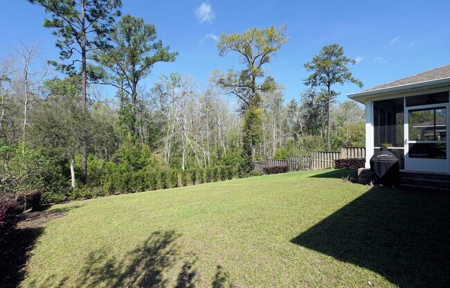 Building Photo - Central Freeport Location with Community Pool