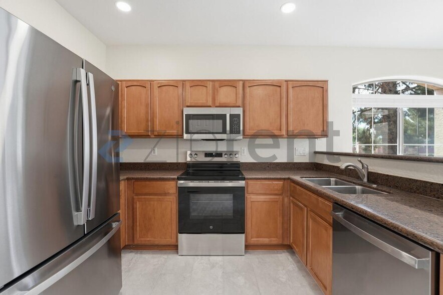 Building Photo - 2600 E Springfield Pl