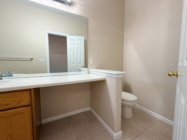 Building Photo - End-Unit Townhome in Littleton