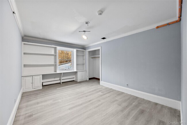 Building Photo - 996 Haverstraw Rd