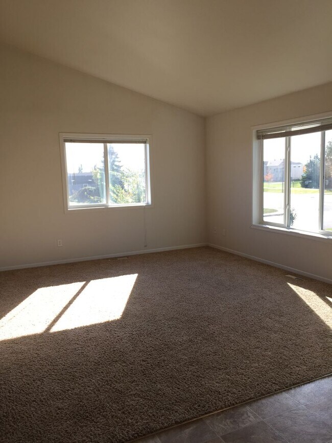 Building Photo - 3 Bed 3 Bath Twin Home