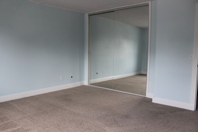 Building Photo - Columbine Hills - 3 BR/2 1/2 BA Home!