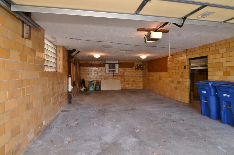 Building Photo - 2027 Riverside Dr