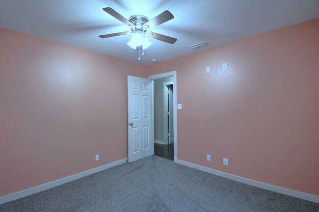 Building Photo - Lovely 4 Bedroom 2 Bath in Flint!