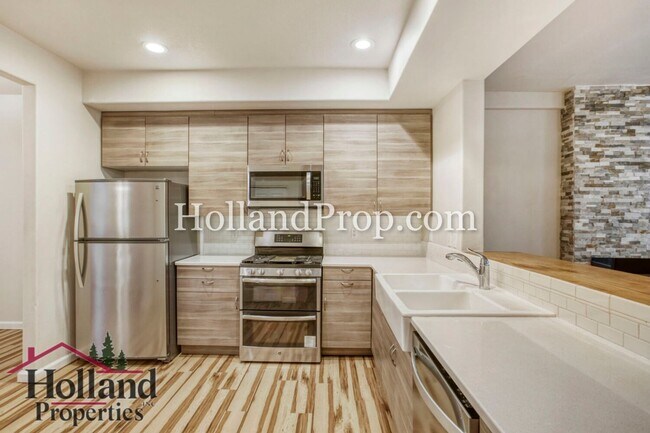 Building Photo - Beautifully Remodeled Beaverton Townhouse!