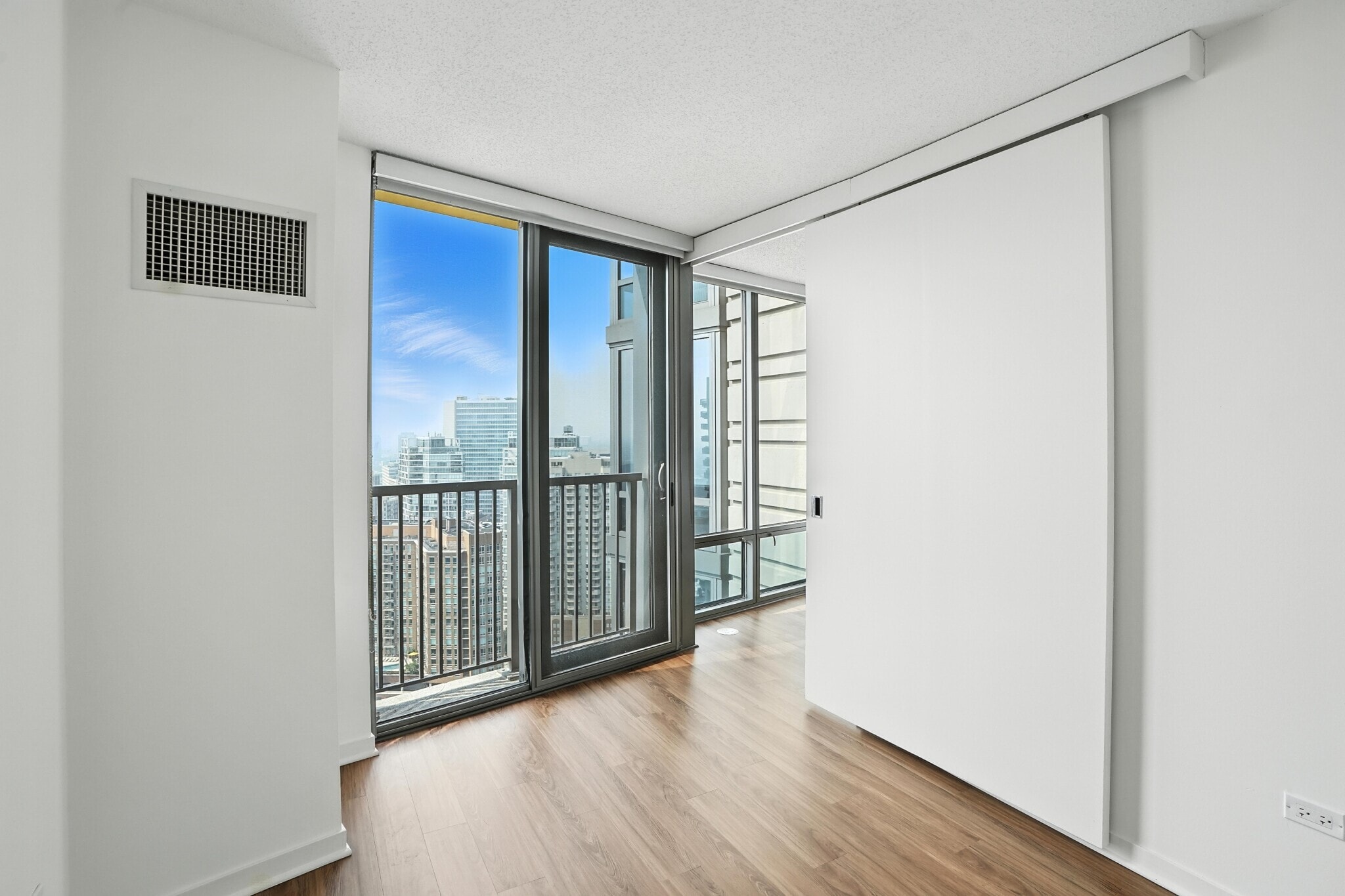 Building Photo - 530 N Kingsbury St