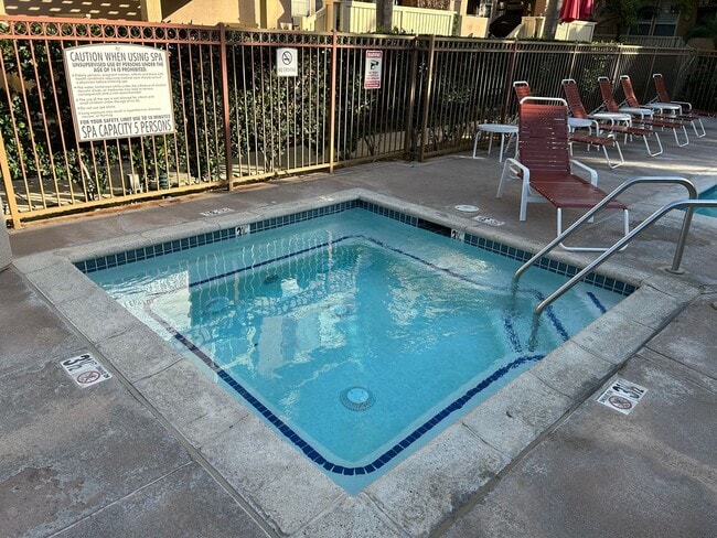 Building Photo - Updated 3 Bed/2.5 Bath Townhome in Gate Community in Anaheim