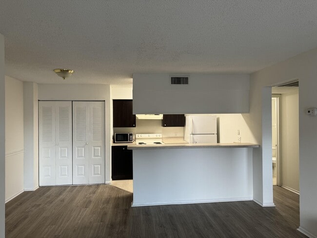 Building Photo - 5321 Summerlin Rd