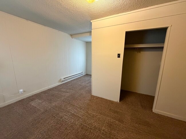 Building Photo - 601 Woodbury-W