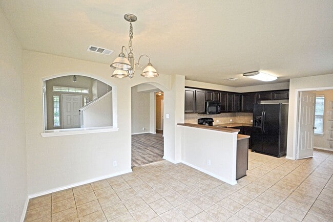 Building Photo - 2121 Sinclair Dr