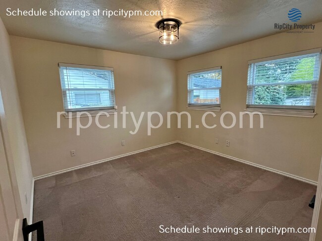 Building Photo - Cute 2 bed 1 bath home with huge fenced in...